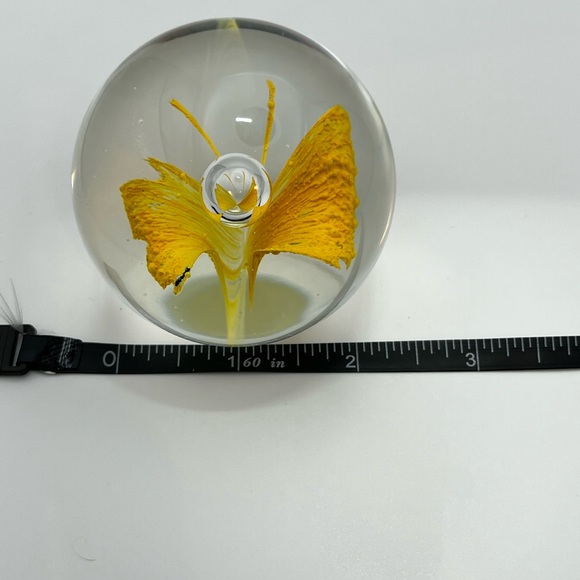 Vintage K’s Collection paper weight yellow flower with little ant bubble - Picture 2 of 10
